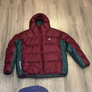 Nike ACG Insulated Hooded Puffer Jacket - Burgundy/Forest Green